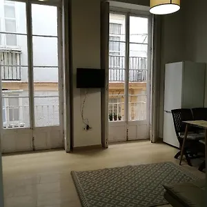apartamentos-valverde-cdiz-1-b.hotelsincadiz.net/